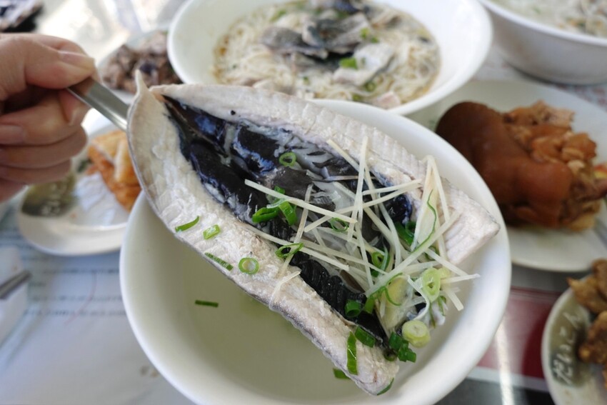台北來的虱目魚專賣店！堅持魚骨熬湯不加味精，魚皮麵線、海產粥好大一碗，限量燙魚腸、手工蝦捲必點～