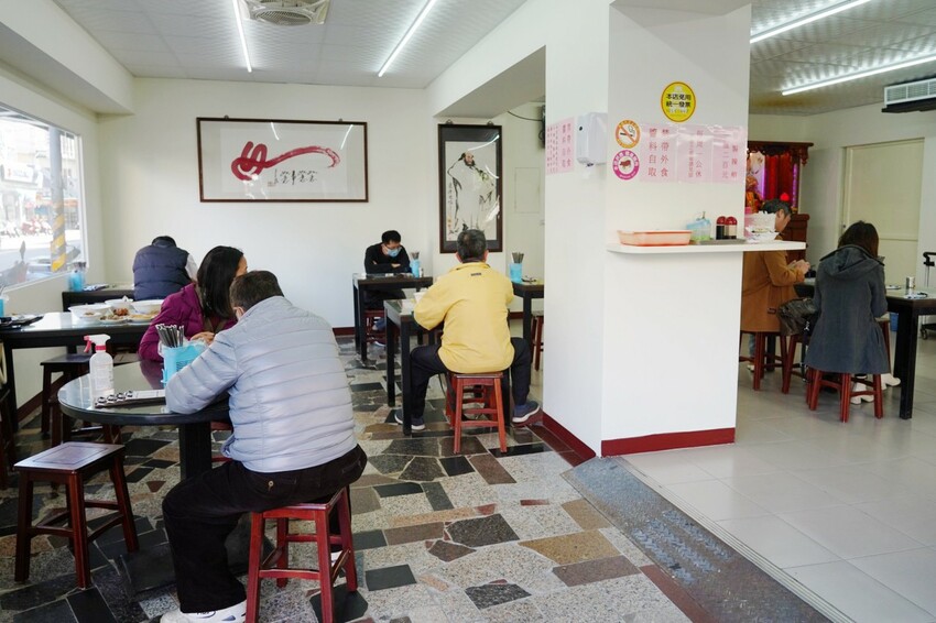 台北來的虱目魚專賣店！堅持魚骨熬湯不加味精，魚皮麵線、海產粥好大一碗，限量燙魚腸、手工蝦捲必點～