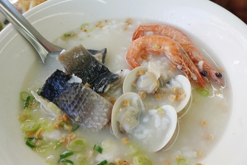 台北來的虱目魚專賣店！堅持魚骨熬湯不加味精，魚皮麵線、海產粥好大一碗，限量燙魚腸、手工蝦捲必點～