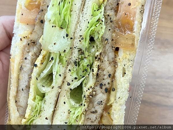 台北文山區|Alpha Toast 在外送平台上的照片吸引到我,蛋餅、吐司跟排骨肉都很好吃,缺點是現場等要一點時