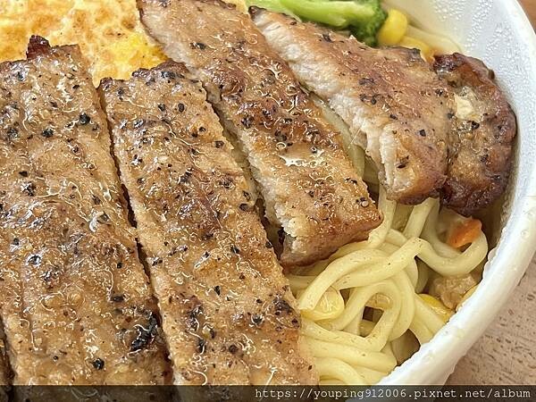 台北文山區|Alpha Toast 在外送平台上的照片吸引到我,蛋餅、吐司跟排骨肉都很好吃,缺點是現場等要一點時