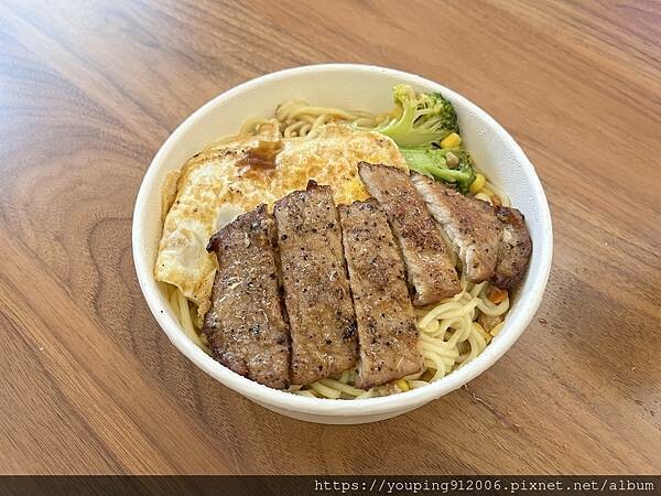 台北文山區|Alpha Toast 在外送平台上的照片吸引到我,蛋餅、吐司跟排骨肉都很好吃,缺點是現場等要一點時