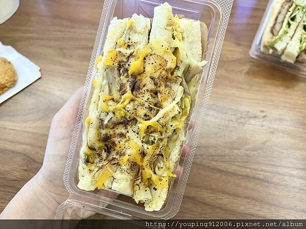 台北文山區|Alpha Toast 在外送平台上的照片吸引到我,蛋餅、吐司跟排骨肉都很好吃,缺點是現場等要一點時