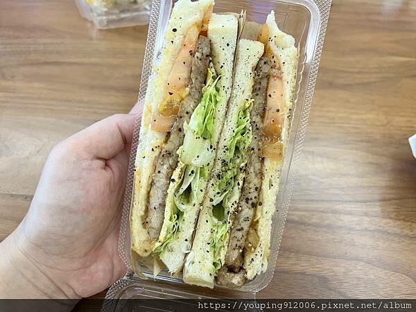 台北文山區|Alpha Toast 在外送平台上的照片吸引到我,蛋餅、吐司跟排骨肉都很好吃,缺點是現場等要一點時