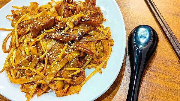 【板橋美食】余東山鴨頭｜沒有預訂要等半小時以上的爆人氣東山鴨頭