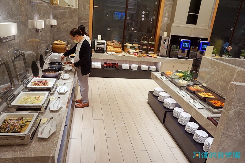 【松江南京】台北漢普頓酒店-洛可可茶苑自助餐5月底用餐享7折優惠、當日壽星5折優惠，還有精緻主餐三選一