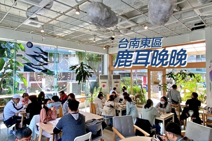 【台南咖啡】超窄巷弄中的兩層樓玻璃屋咖啡廳,前身是婚紗攝影,老宅卻有時尚感