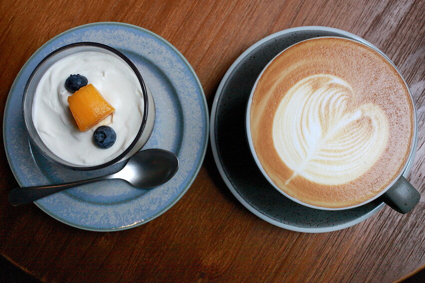 台南市中西區吃。台南市｜中西區。「IBT COffee」隱身在巷弄裡日式老宅工業風咖啡廳，舒適用餐空間處處都好好拍喔！「IB