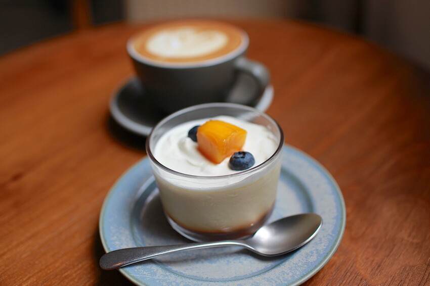 台南市中西區吃。台南市｜中西區。「IBT COffee」隱身在巷弄裡日式老宅工業風咖啡廳，舒適用餐空間處處都好好拍喔！「IB