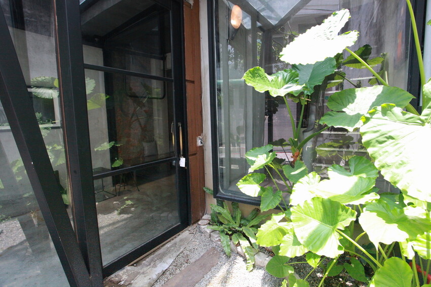 台南市中西區吃。台南市｜中西區。「IBT COffee」隱身在巷弄裡日式老宅工業風咖啡廳，舒適用餐空間處處都好好拍喔！「IB