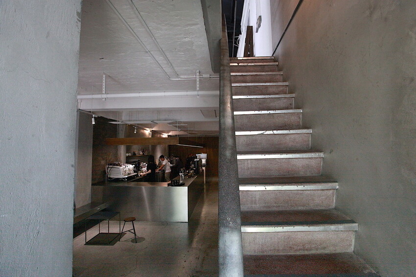 台南市中西區吃。台南市｜中西區。「IBT COffee」隱身在巷弄裡日式老宅工業風咖啡廳，舒適用餐空間處處都好好拍喔！「IB