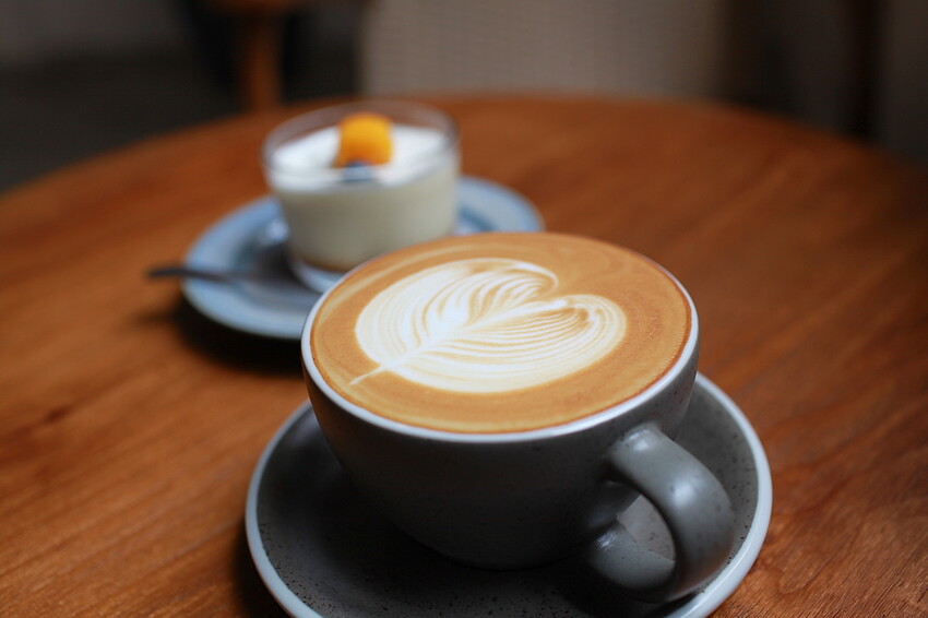 台南市中西區吃。台南市｜中西區。「IBT COffee」隱身在巷弄裡日式老宅工業風咖啡廳，舒適用餐空間處處都好好拍喔！「IB