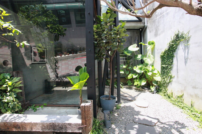 台南市中西區吃。台南市｜中西區。「IBT COffee」隱身在巷弄裡日式老宅工業風咖啡廳，舒適用餐空間處處都好好拍喔！「IB