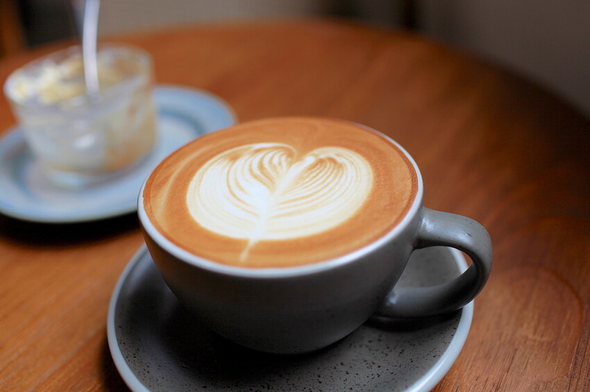 台南市中西區吃。台南市｜中西區。「IBT COffee」隱身在巷弄裡日式老宅工業風咖啡廳，舒適用餐空間處處都好好拍喔！「IB