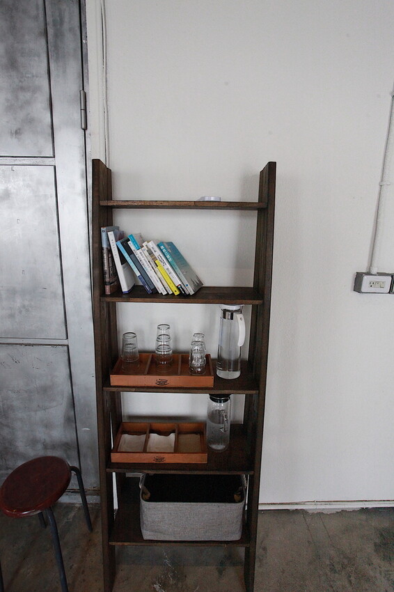 台南市中西區吃。台南市｜中西區。「IBT COffee」隱身在巷弄裡日式老宅工業風咖啡廳，舒適用餐空間處處都好好拍喔！「IB