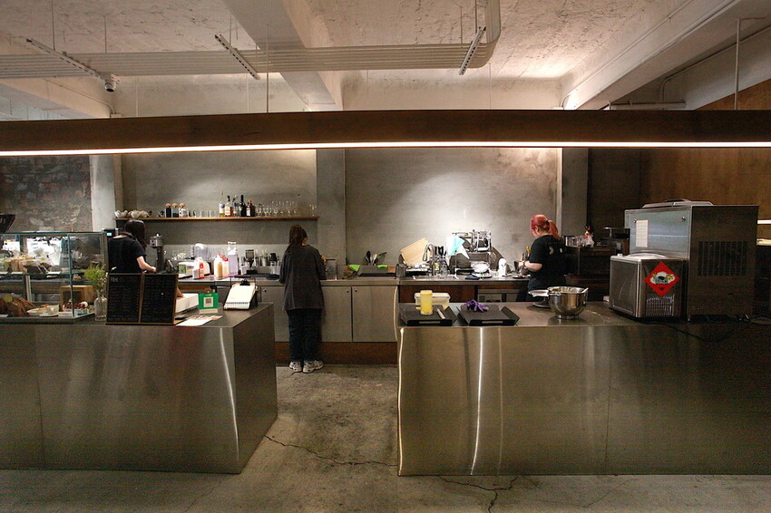 台南市中西區吃。台南市｜中西區。「IBT COffee」隱身在巷弄裡日式老宅工業風咖啡廳，舒適用餐空間處處都好好拍喔！「IB