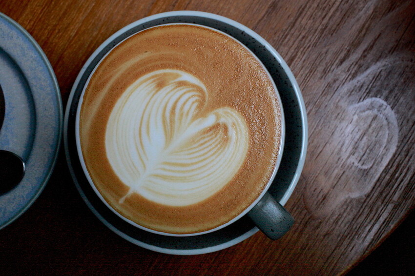 台南市中西區吃。台南市｜中西區。「IBT COffee」隱身在巷弄裡日式老宅工業風咖啡廳，舒適用餐空間處處都好好拍喔！「IB