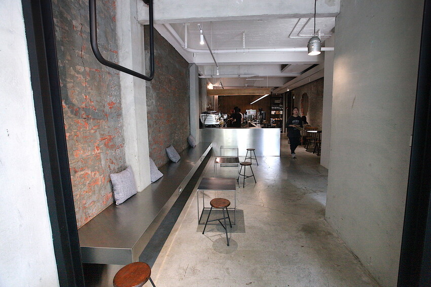 台南市中西區吃。台南市｜中西區。「IBT COffee」隱身在巷弄裡日式老宅工業風咖啡廳，舒適用餐空間處處都好好拍喔！「IB