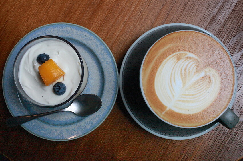 台南市中西區吃。台南市｜中西區。「IBT COffee」隱身在巷弄裡日式老宅工業風咖啡廳，舒適用餐空間處處都好好拍喔！「IB