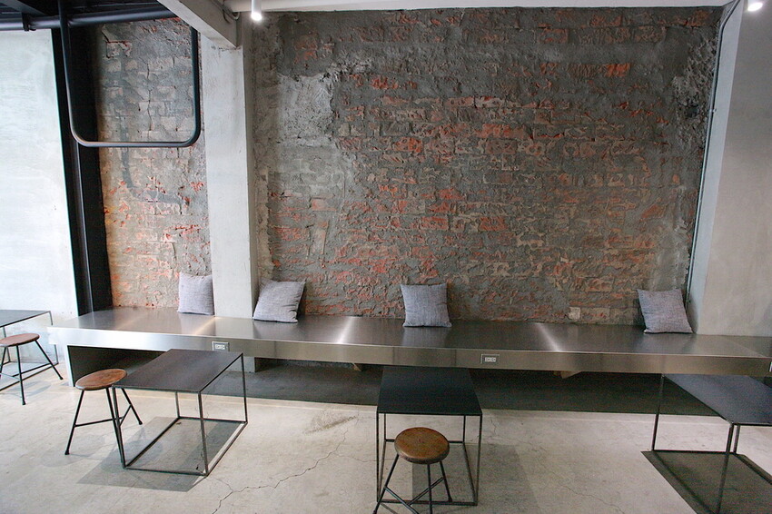 台南市中西區吃。台南市｜中西區。「IBT COffee」隱身在巷弄裡日式老宅工業風咖啡廳，舒適用餐空間處處都好好拍喔！「IB