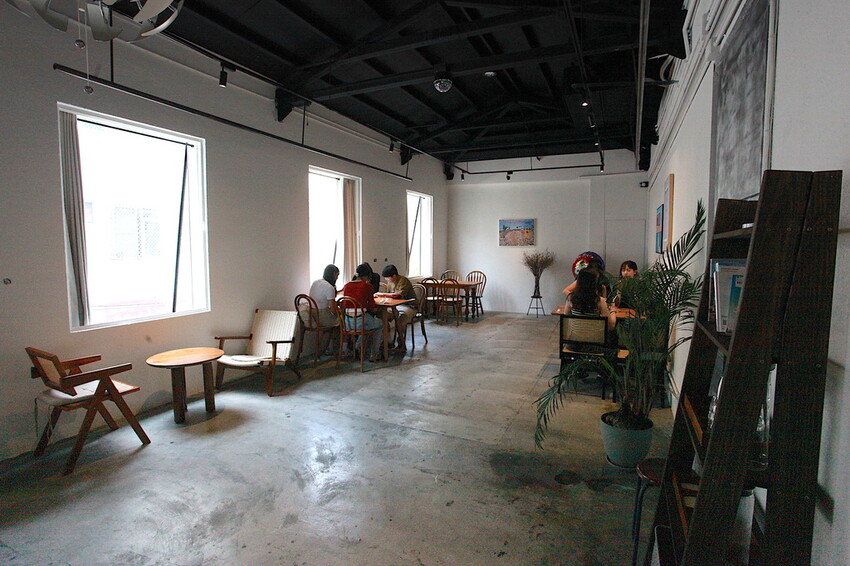 台南市中西區吃。台南市｜中西區。「IBT COffee」隱身在巷弄裡日式老宅工業風咖啡廳，舒適用餐空間處處都好好拍喔！「IB