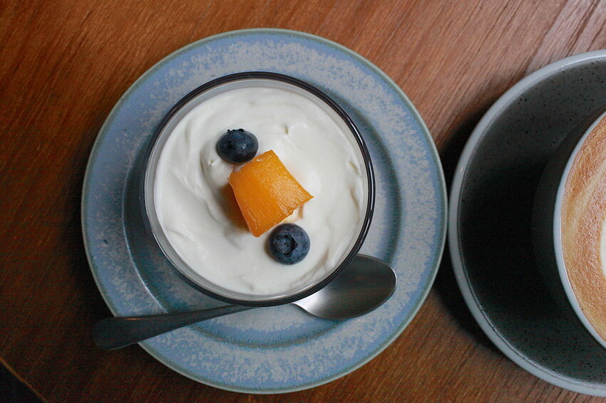 台南市中西區吃。台南市｜中西區。「IBT COffee」隱身在巷弄裡日式老宅工業風咖啡廳，舒適用餐空間處處都好好拍喔！「IB