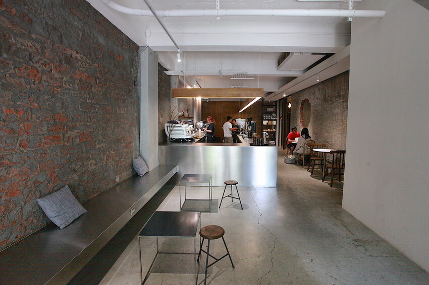 台南市中西區吃。台南市｜中西區。「IBT COffee」隱身在巷弄裡日式老宅工業風咖啡廳，舒適用餐空間處處都好好拍喔！「IB