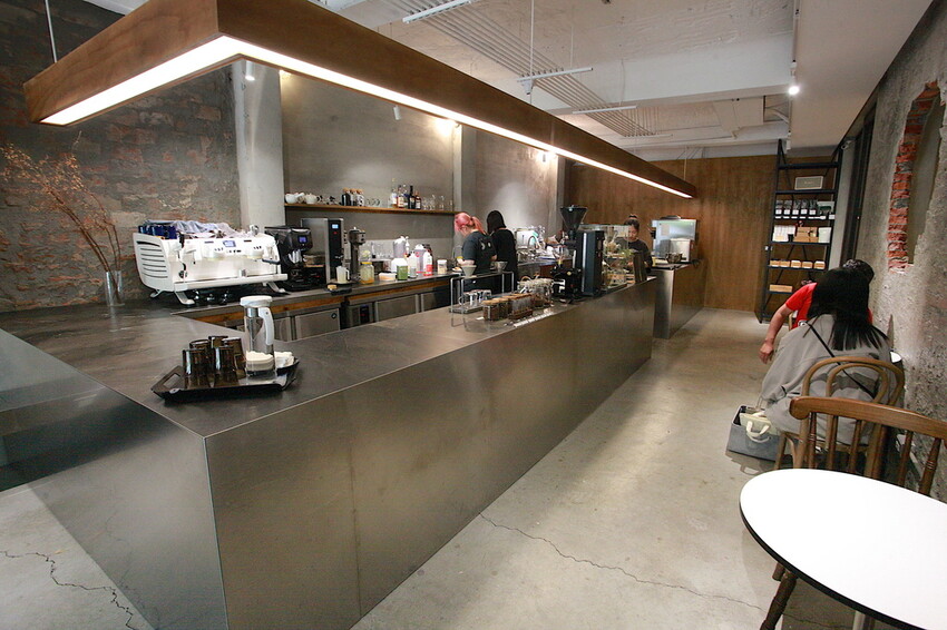 台南市中西區吃。台南市｜中西區。「IBT COffee」隱身在巷弄裡日式老宅工業風咖啡廳，舒適用餐空間處處都好好拍喔！「IB