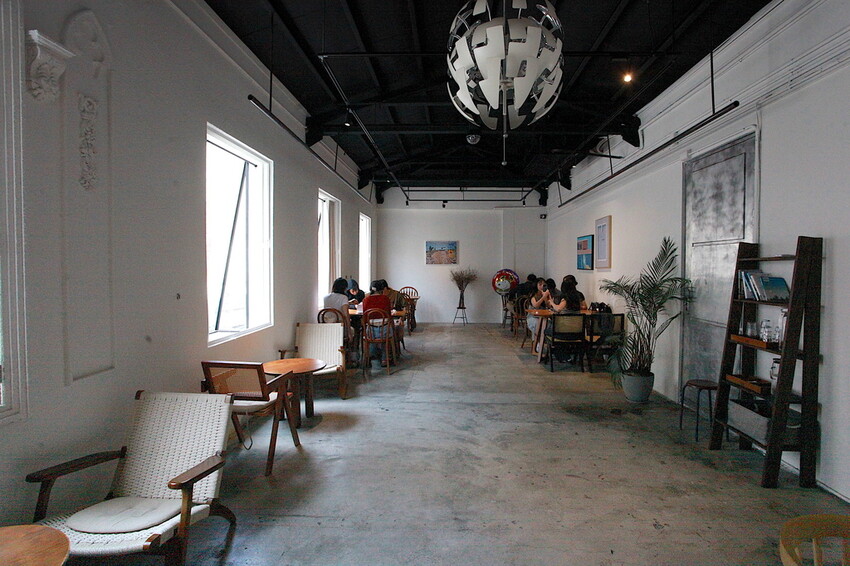 台南市中西區吃。台南市｜中西區。「IBT COffee」隱身在巷弄裡日式老宅工業風咖啡廳，舒適用餐空間處處都好好拍喔！「IB