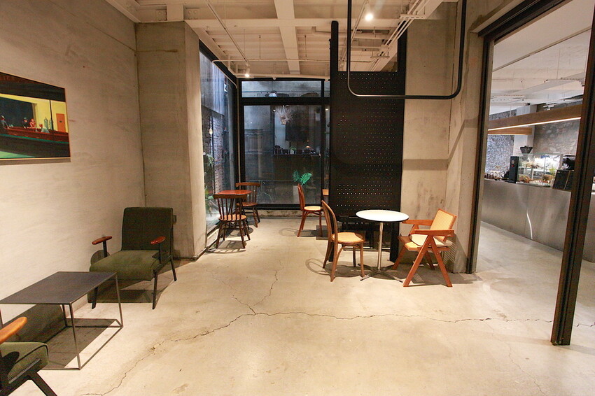 台南市中西區吃。台南市｜中西區。「IBT COffee」隱身在巷弄裡日式老宅工業風咖啡廳，舒適用餐空間處處都好好拍喔！「IB