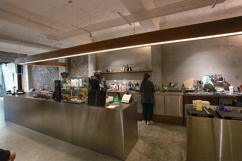 台南市中西區吃。台南市｜中西區。「IBT COffee」隱身在巷弄裡日式老宅工業風咖啡廳，舒適用餐空間處處都好好拍喔！「IB