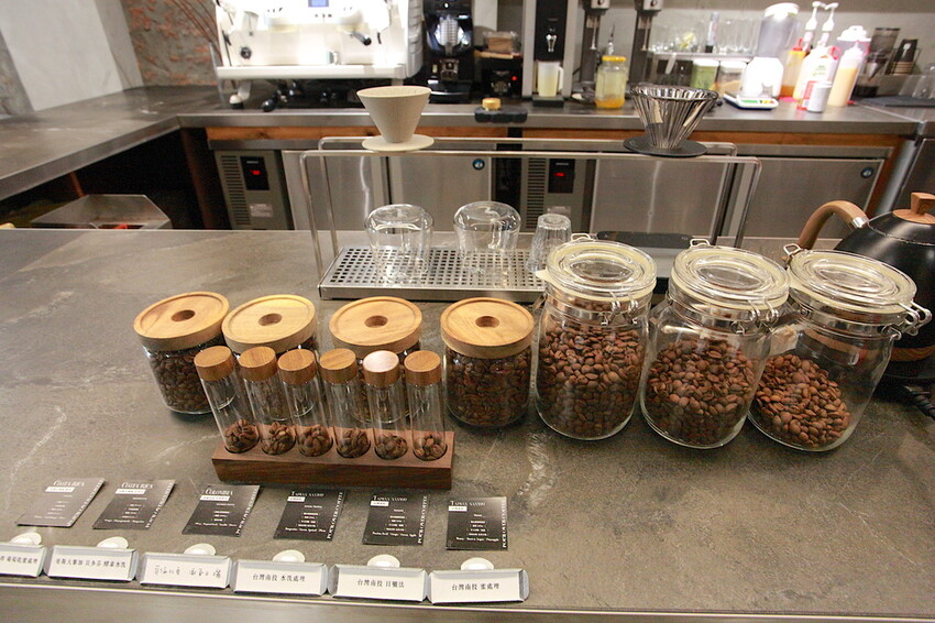 台南市中西區吃。台南市｜中西區。「IBT COffee」隱身在巷弄裡日式老宅工業風咖啡廳，舒適用餐空間處處都好好拍喔！「IB