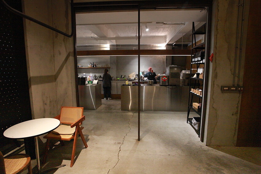 台南市中西區吃。台南市｜中西區。「IBT COffee」隱身在巷弄裡日式老宅工業風咖啡廳，舒適用餐空間處處都好好拍喔！「IB