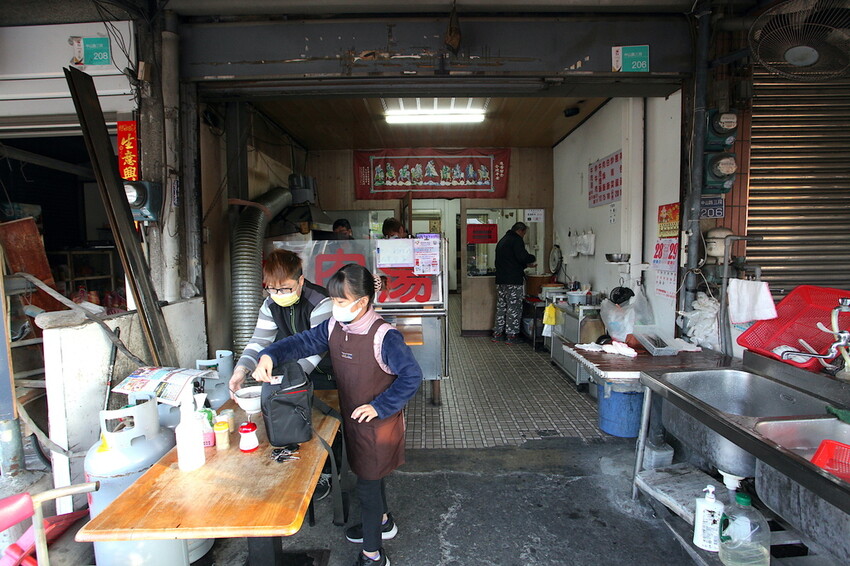 吃。台南美食｜歸仁區。「紅人牛肉湯」這篇是網路分享文章首次曝光，從凌晨開賣至售完為止，經常在早上8:30