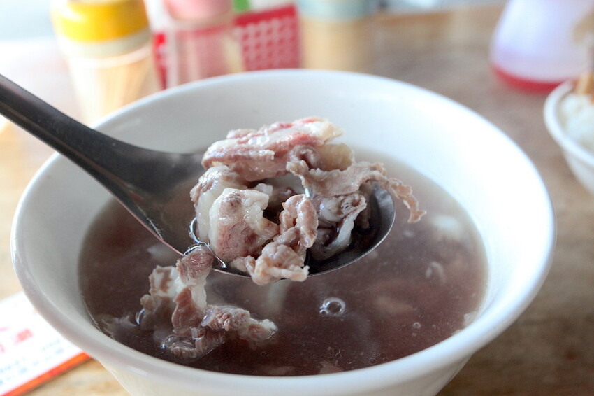吃。台南美食｜歸仁區。「紅人牛肉湯」這篇是網路分享文章首次曝光，從凌晨開賣至售完為止，經常在早上8:30