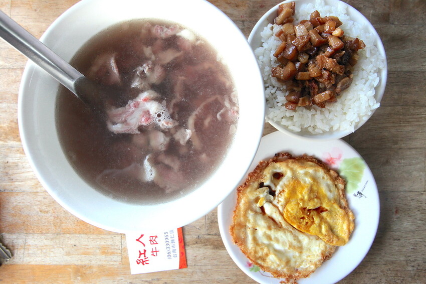 吃。台南美食｜歸仁區。「紅人牛肉湯」這篇是網路分享文章首次曝光，從凌晨開賣至售完為止，經常在早上8:30