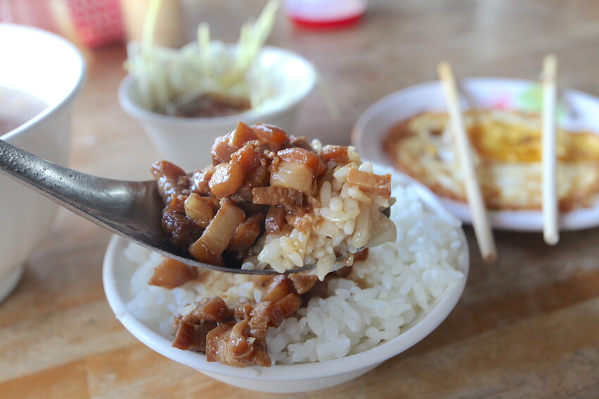 吃。台南美食｜歸仁區。「紅人牛肉湯」這篇是網路分享文章首次曝光，從凌晨開賣至售完為止，經常在早上8:30