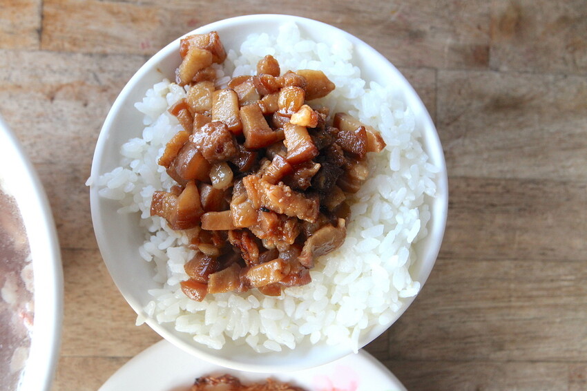 吃。台南美食｜歸仁區。「紅人牛肉湯」這篇是網路分享文章首次曝光，從凌晨開賣至售完為止，經常在早上8:30