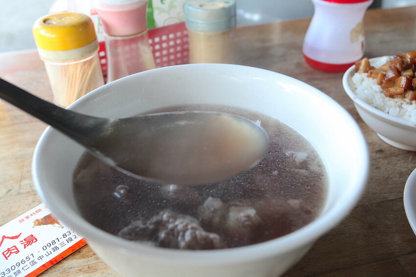 吃。台南美食｜歸仁區。「紅人牛肉湯」這篇是網路分享文章首次曝光，從凌晨開賣至售完為止，經常在早上8:30