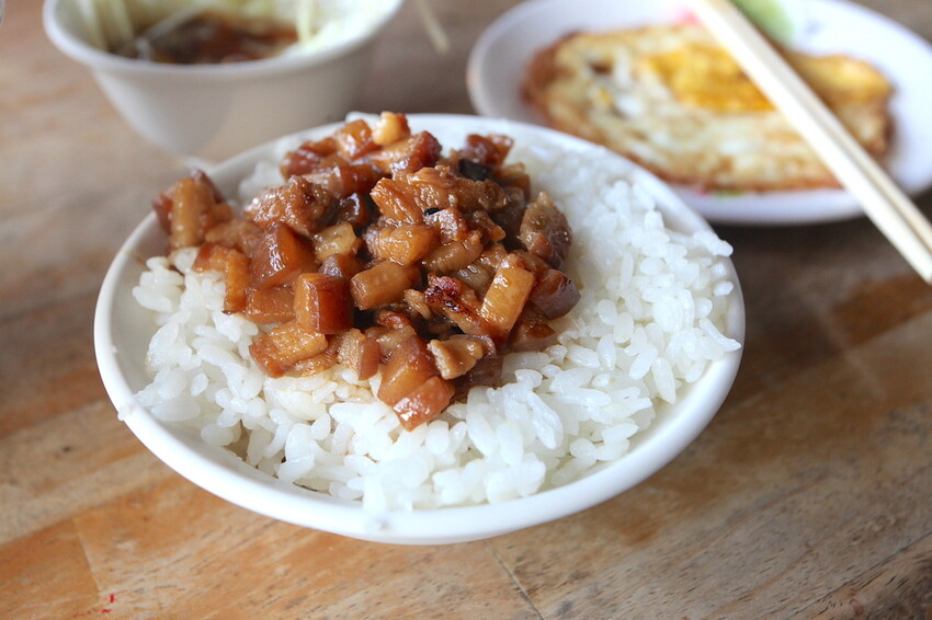 吃。台南美食｜歸仁區。「紅人牛肉湯」這篇是網路分享文章首次曝光，從凌晨開賣至售完為止，經常在早上8:30