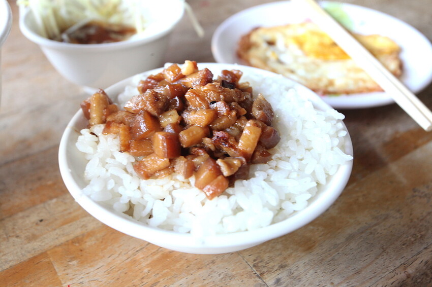 吃。台南美食｜歸仁區。「紅人牛肉湯」這篇是網路分享文章首次曝光，從凌晨開賣至售完為止，經常在早上8:30