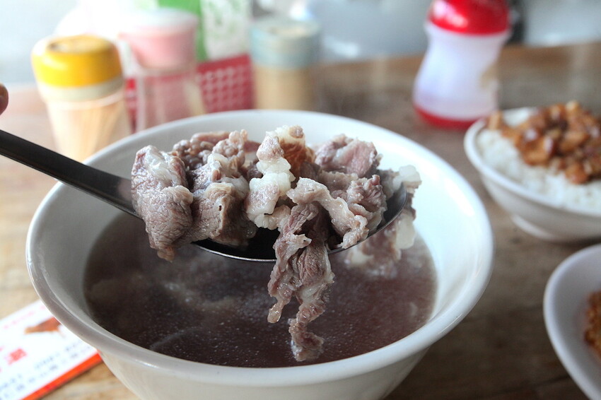 吃。台南美食｜歸仁區。「紅人牛肉湯」這篇是網路分享文章首次曝光，從凌晨開賣至售完為止，經常在早上8:30