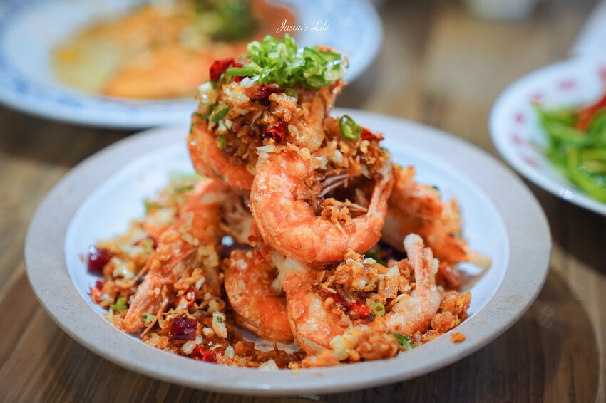 【高雄鼓山｜美食】龍鶴家LONG HO JIA。鼓山美食，年輕人的台式熱炒店，適合多人聚餐