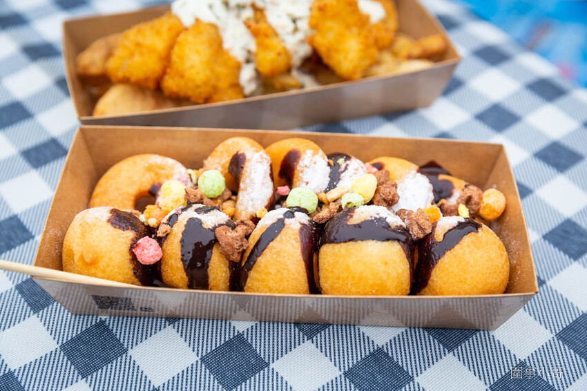 餐車美食-巧克熊環島餐車，這個帶著自己夢想的大男孩用別具特色的巧克漢堡～穿梭流浪在整個寶島，希望用自己喜愛的巧克力來帶給大家美食，還有夢想並不是那麼遙不可及的這個事實。 @圍事小哥的幸福相框