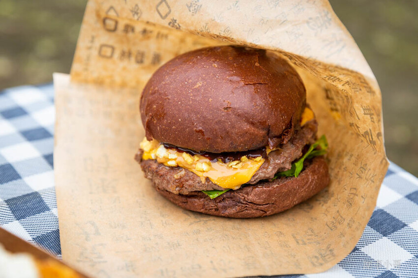 餐車美食-巧克熊環島餐車，這個帶著自己夢想的大男孩用別具特色的巧克漢堡～穿梭流浪在整個寶島，希望用自己喜愛的巧克力來帶給大家美食，還有夢想並不是那麼遙不可及的這個事實。 @圍事小哥的幸福相框