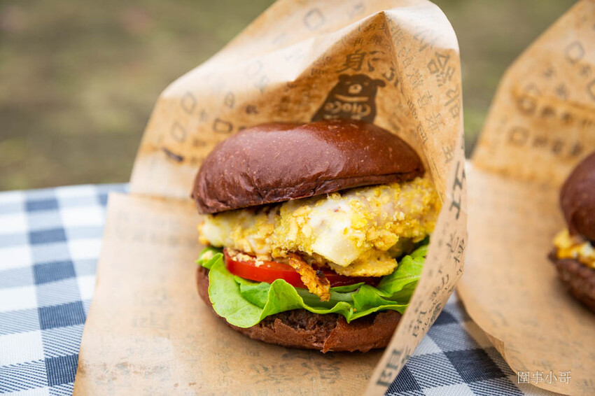 餐車美食-巧克熊環島餐車，這個帶著自己夢想的大男孩用別具特色的巧克漢堡～穿梭流浪在整個寶島，希望用自己喜愛的巧克力來帶給大家美食，還有夢想並不是那麼遙不可及的這個事實。 @圍事小哥的幸福相框
