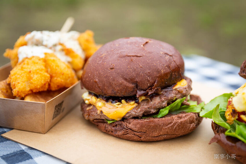 餐車美食-巧克熊環島餐車，這個帶著自己夢想的大男孩用別具特色的巧克漢堡～穿梭流浪在整個寶島，希望用自己喜愛的巧克力來帶給大家美食，還有夢想並不是那麼遙不可及的這個事實。 @圍事小哥的幸福相框