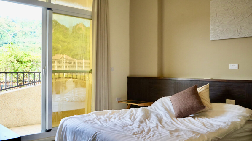 [台東住宿] 鐵軌旁的民宿「H&嶼光風格旅店」火車控必住～陽台就能欣賞火車駛過！