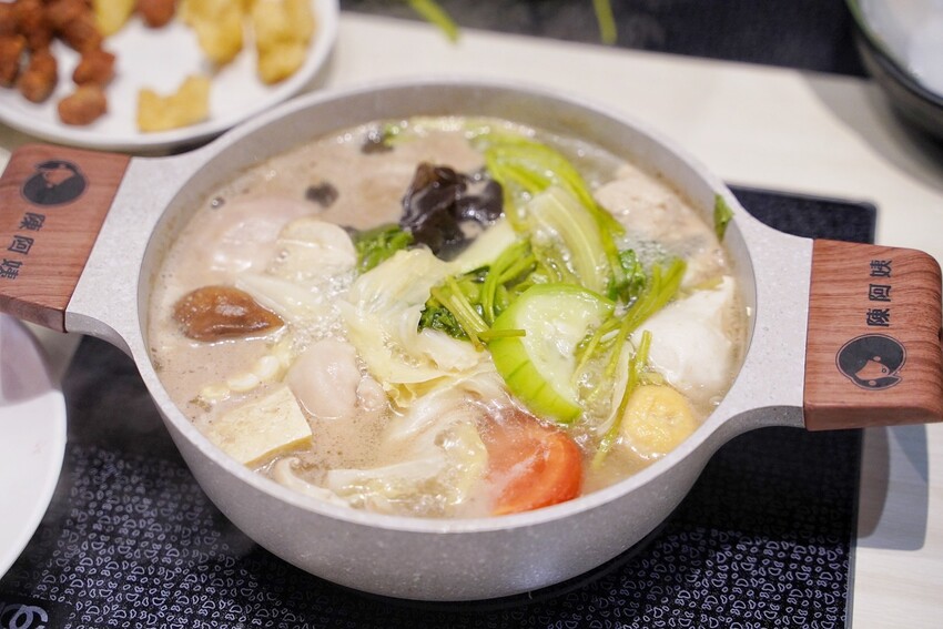 新竹最潮的火鍋來了!「陳阿姨火鍋灶咖」有超豐富的自助吧吃到飽,湯頭、肉品、海鮮品質都有一定水準,不愧是「Uncle shawn」旗下新品牌! - 阿華田的美食日記