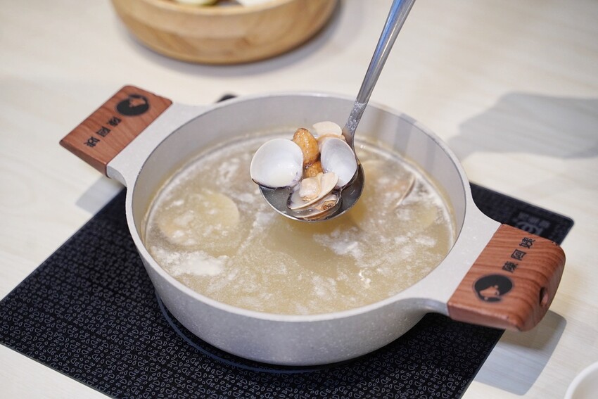 新竹最潮的火鍋來了!「陳阿姨火鍋灶咖」有超豐富的自助吧吃到飽,湯頭、肉品、海鮮品質都有一定水準,不愧是「Uncle shawn」旗下新品牌! - 阿華田的美食日記